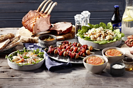 Sfeertafel-barbecue-met-varkensrack-kalkoenrollade-salades